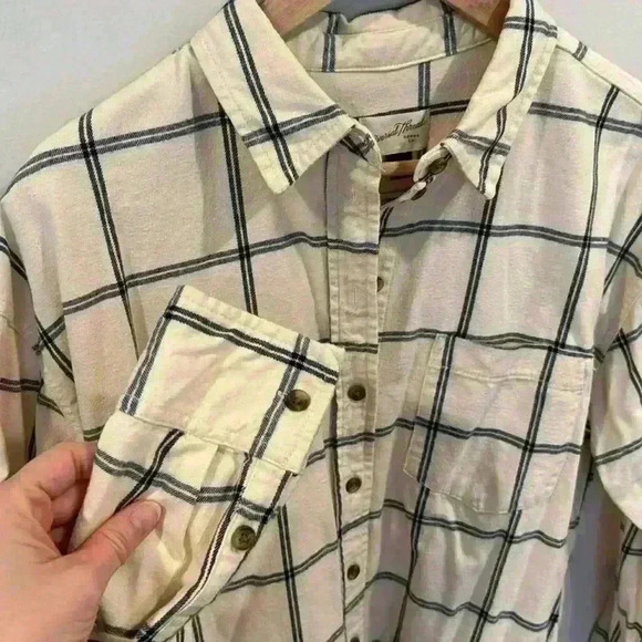 Universal Thread Women’s Oversized Fit Flannel Cream Blue 100% Cotton Size M - Picture 4 of 5